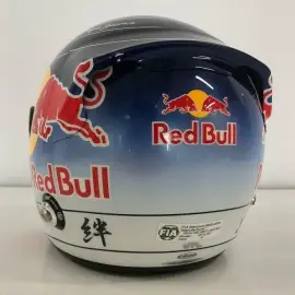 Шлем с автографом гонщика Себастьяна Феттеля, белый мрамор